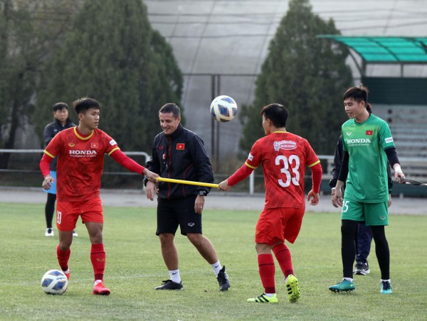 Thầy Park mặc kín mít, đội U.23 Việt Nam xì xụp trà gừng chống rét tại Kyrgyzstan