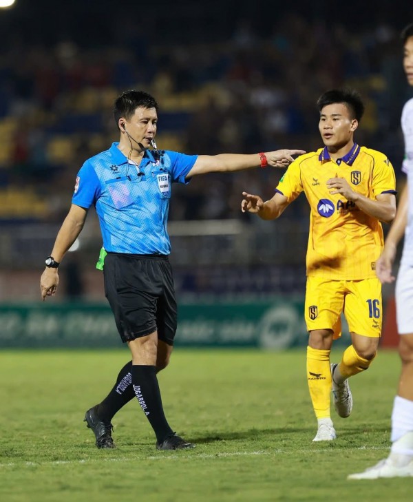 Thầy giáo Hoàng Ngọc Hà thiết lập kỷ lục: Lần thứ tư giành Còi vàng Việt Nam