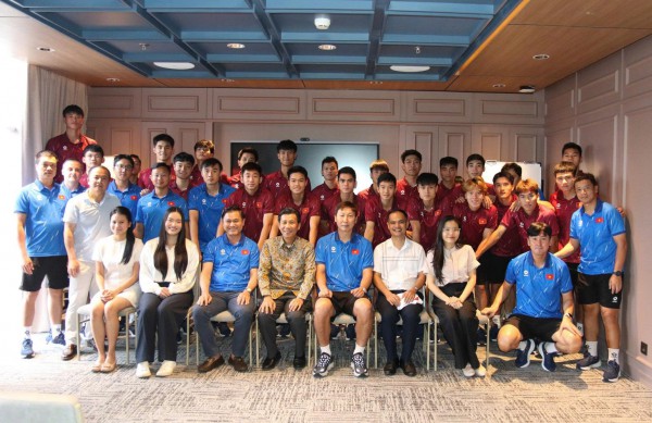 Thầy trò HLV Kim Sang-sik được Đại sứ Việt Nam tại Indonesia động viên trước bán kết Thầy trò HLV Kim Sang-sik được Đại sứ Việt Nam tại Indonesia động viên trước bán kết