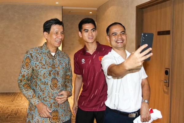 Thầy trò HLV Kim Sang-sik được Đại sứ Việt Nam tại Indonesia động viên trước bán kết Thầy trò HLV Kim Sang-sik được Đại sứ Việt Nam tại Indonesia động viên trước bán kết