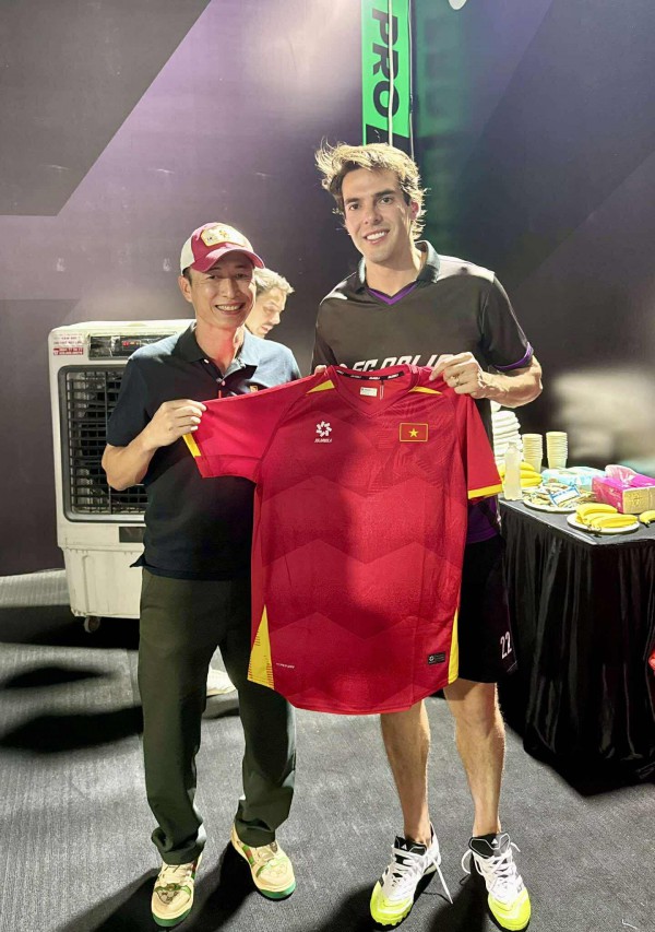 ‘Thiên thần’ Kaka và huyền thoại Figo truyền cảm hứng bóng đá đến Việt Nam ‘Thiên thần’ Kaka và huyền thoại Figo truyền cảm hứng bóng đá đến Việt Nam