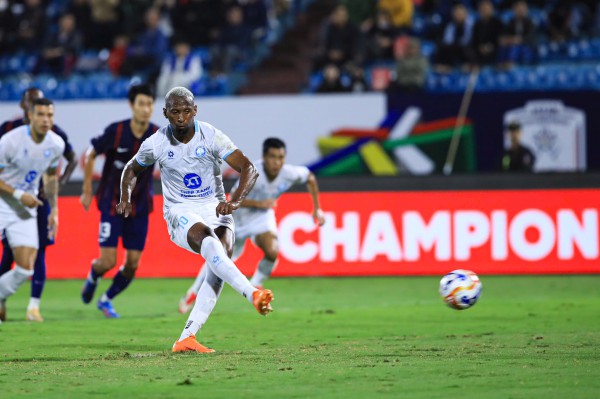 Thiếu Xuân Son, Nam Định hòa đối thủ Malaysia ‘liều lĩnh’ dùng sao nhập tịch lậu: Vẫn vững ngôi đầu!