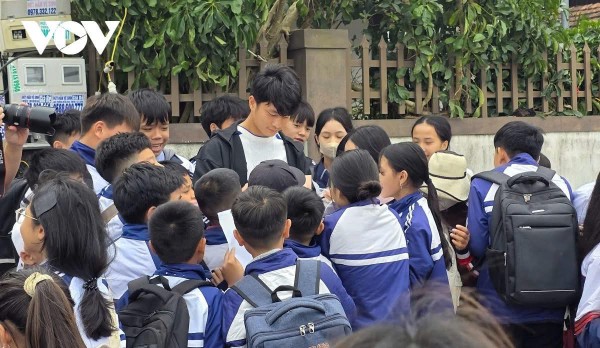 Thủ môn Cao Văn Bình trở về quê hương, người dân Nghệ An chào đón như người hùng