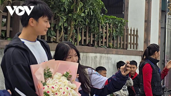 Thủ môn Cao Văn Bình trở về quê hương, người dân Nghệ An chào đón như người hùng