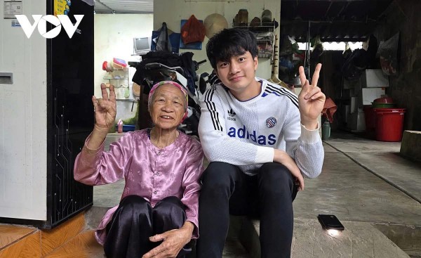 Thủ môn Cao Văn Bình trở về quê hương, người dân Nghệ An chào đón như người hùng