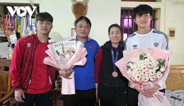 Thủ môn Cao Văn Bình trở về quê hương, người dân Nghệ An chào đón như người hùng