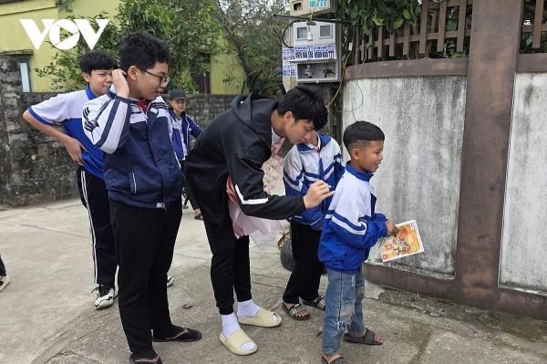 Thủ môn Cao Văn Bình trở về quê hương, người dân Nghệ An chào đón như người hùng