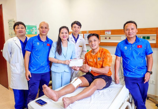 Thủ môn Hồ Văn Ý vừa phẫu thuật dây chằng chéo trước, VFF thăm hỏi động viên Thủ môn Hồ Văn Ý vừa phẫu thuật dây chằng chéo trước, VFF thăm hỏi động viên