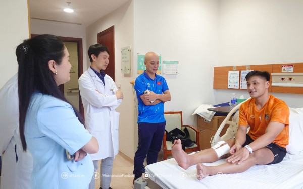 Thủ môn Hồ Văn Ý vừa phẫu thuật dây chằng chéo trước, VFF thăm hỏi động viên Thủ môn Hồ Văn Ý vừa phẫu thuật dây chằng chéo trước, VFF thăm hỏi động viên