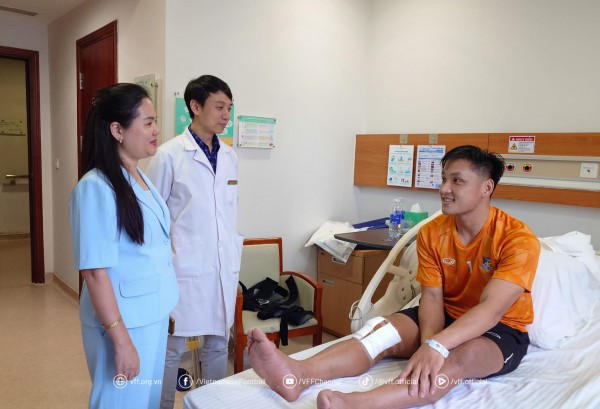 Thủ môn Hồ Văn Ý vừa phẫu thuật dây chằng chéo trước, VFF thăm hỏi động viên Thủ môn Hồ Văn Ý vừa phẫu thuật dây chằng chéo trước, VFF thăm hỏi động viên