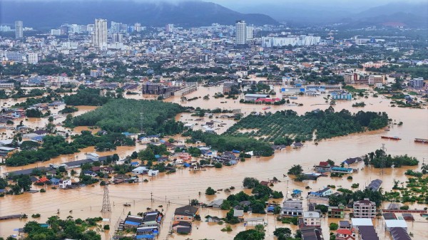 Thủ môn U.23 Thái Lan cầu cứu vì lũ lụt nghiêm trọng: ‘Cha mẹ tôi bị mắc kẹt, mất liên lạc…’ Thủ môn U.23 Thái Lan cầu cứu vì lũ lụt nghiêm trọng: ‘Cha mẹ tôi bị mắc kẹt, mất liên lạc…’