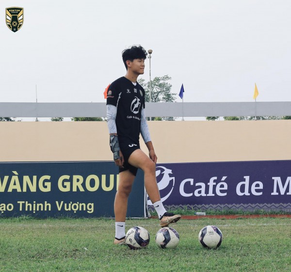 Thủ môn cao gần 2 m của lò HAGL khoác áo Ninh Bình: 'Ngọc thô' chờ được giũa Thủ môn cao gần 2 m của lò HAGL khoác áo Ninh Bình: 'Ngọc thô' chờ được giũa