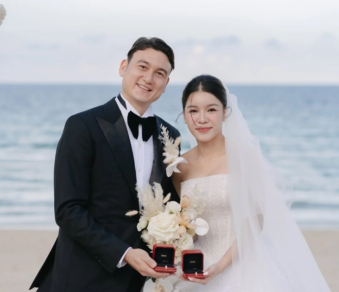 Thủ môn Đặng Văn Lâm hạnh phúc lên chức bố: Yến Xuân sinh con trai đầu lòng Thủ môn Đặng Văn Lâm hạnh phúc lên chức bố: Yến Xuân sinh con trai đầu lòng