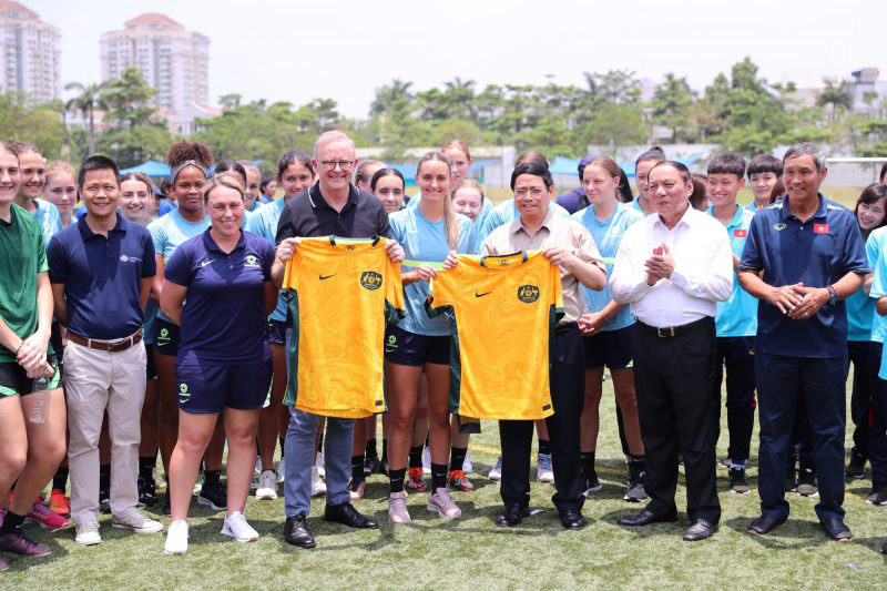 Thủ tướng Phạm Minh Chính cùng Thủ tướng Australia Anthony Albanese nhận áo đấu của ĐT nữ Việt Nam