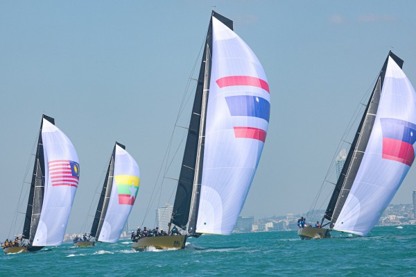 Thú vị hình ảnh Hoàng hậu Suthida làm hoa tiêu, thuyền buồm Thái Lan bứt tốc: Sắp giành HCV SEA Games