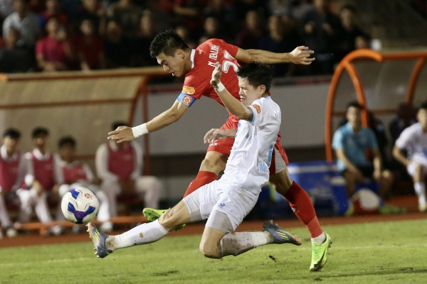 Tiến Linh bị Nguyên Mạnh xuất thần cản phá, CLB CA TP.HCM chia điểm Nam Định