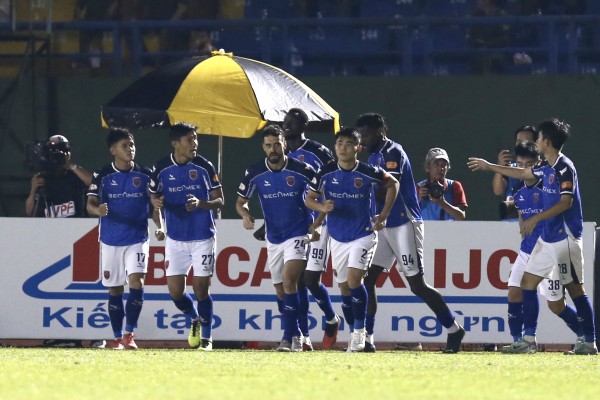 Tiến Linh vừa ghi bàn đội bóng cũ vừa vô tình… phản lưới nhà, CLB CA TP.HCM bay cao! Tiến Linh vừa ghi bàn đội bóng cũ vừa vô tình… phản lưới nhà, CLB CA TP.HCM bay cao!