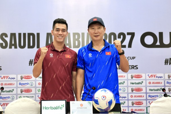 Tiền đạo Tiến Linh: 'HLV Lê Huỳnh Đức là huyền thoại bóng đá Việt Nam' Tiền đạo Tiến Linh: 'HLV Lê Huỳnh Đức là huyền thoại bóng đá Việt Nam'