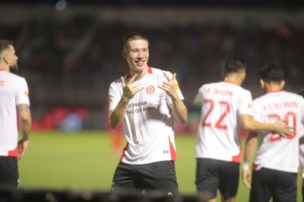 Tiền đạo Việt kiều 1,90 m tiết lộ bất ngờ: Về Việt Nam chơi bóng vì Harry Kane và… Tiền đạo Việt kiều 1,90 m tiết lộ bất ngờ: Về Việt Nam chơi bóng vì Harry Kane và…