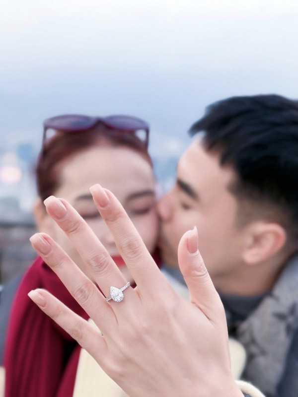 Tiền vệ Đức Huy cầu hôn nữ MC xinh đẹp của VTV: ‘Chốt đơn’ Tiền vệ Đức Huy cầu hôn nữ MC xinh đẹp của VTV: ‘Chốt đơn’