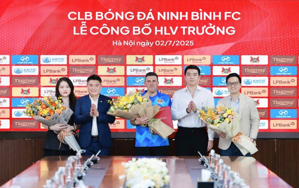 Tò mò lễ công bố tân HLV Tây Ban Nha của Ninh Bình: V-League khốc liệt ngay từ bây giờ Tò mò lễ công bố tân HLV Tây Ban Nha của Ninh Bình: V-League khốc liệt ngay từ bây giờ