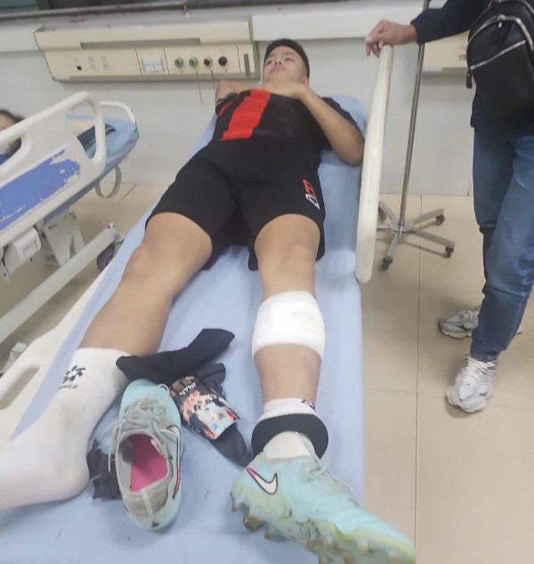 Trần Thành Trung chỉ bị khâu 5 mũi, vẫn kịp đá SEA Games 33: Thầy Kim thót tim Trần Thành Trung chỉ bị khâu 5 mũi, vẫn kịp đá SEA Games 33: Thầy Kim thót tim