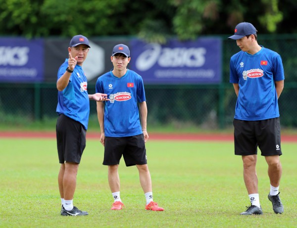 Trợ lý HLV Kim Sang-sik nói gì khi lên chức cực to: ‘Hành trình rất nhiều thử thách’ Trợ lý HLV Kim Sang-sik nói gì khi lên chức cực to: ‘Hành trình rất nhiều thử thách’