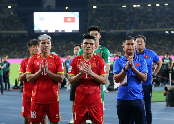 Trợ lý HLV Kim Sang-sik nói gì khi lên chức cực to: ‘Hành trình rất nhiều thử thách’ Trợ lý HLV Kim Sang-sik nói gì khi lên chức cực to: ‘Hành trình rất nhiều thử thách’