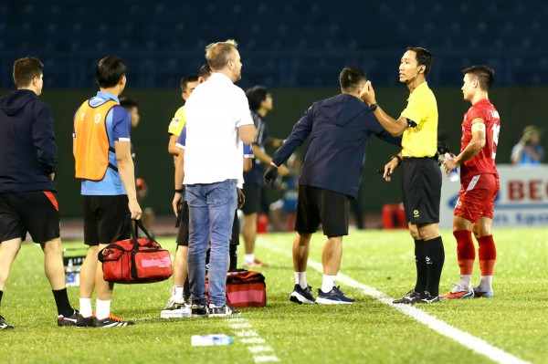 Trợ lý HLV Polking bị ‘treo giò’ 2 trận, phạt 5 triệu đồng: Án kỷ luật nghiêm khắc Trợ lý HLV Polking bị ‘treo giò’ 2 trận, phạt 5 triệu đồng: Án kỷ luật nghiêm khắc