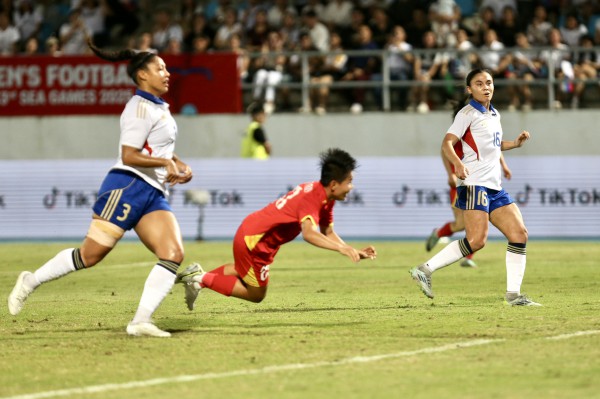 ‘Trọng tài phá hỏng trận chung kết, bóp nghẹt chúng tôi' ‘Trọng tài phá hỏng trận chung kết, bóp nghẹt chúng tôi'