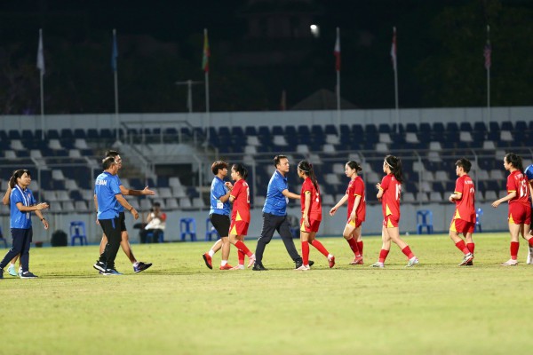 ‘Trọng tài phá hỏng trận chung kết, bóp nghẹt chúng tôi' ‘Trọng tài phá hỏng trận chung kết, bóp nghẹt chúng tôi'