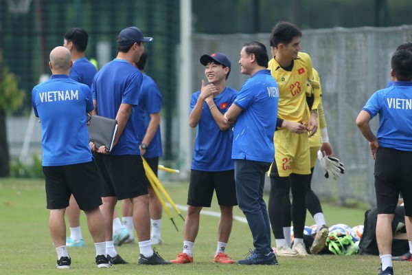 Trung vệ U.23 Việt Nam biểu diễn kỹ thuật như Neymar, Đình Bắc trở lại tươi rói Trung vệ U.23 Việt Nam biểu diễn kỹ thuật như Neymar, Đình Bắc trở lại tươi rói