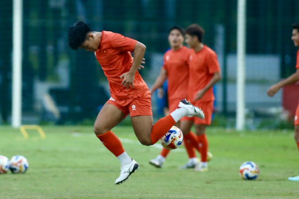 Trung vệ U.23 Việt Nam biểu diễn kỹ thuật như Neymar, Đình Bắc trở lại tươi rói Trung vệ U.23 Việt Nam biểu diễn kỹ thuật như Neymar, Đình Bắc trở lại tươi rói