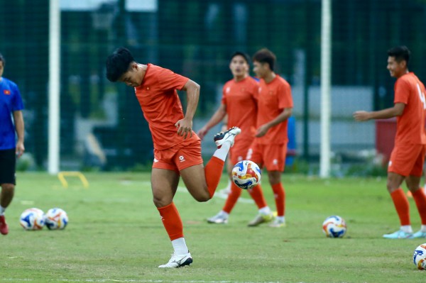 Trung vệ U.23 Việt Nam biểu diễn kỹ thuật như Neymar, Đình Bắc trở lại tươi rói Trung vệ U.23 Việt Nam biểu diễn kỹ thuật như Neymar, Đình Bắc trở lại tươi rói