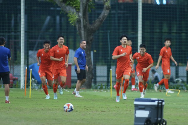 Trung vệ U.23 Việt Nam biểu diễn kỹ thuật như Neymar, Đình Bắc trở lại tươi rói Trung vệ U.23 Việt Nam biểu diễn kỹ thuật như Neymar, Đình Bắc trở lại tươi rói