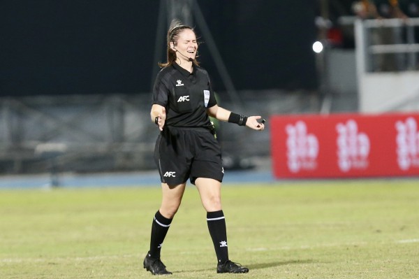 Truyền thông khu vực bức xúc: ‘Trọng tài quyết định quá vô lí, tước bàn thắng của đội tuyển nữ Việt Nam’ Truyền thông khu vực bức xúc: ‘Trọng tài quyết định quá vô lí, tước bàn thắng của đội tuyển nữ Việt Nam’