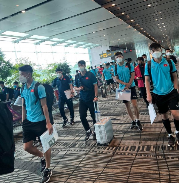 Tuyển Việt Nam đến Singapore an toàn, mong Hùng Dũng sang sớm kịp dự AFF Cup