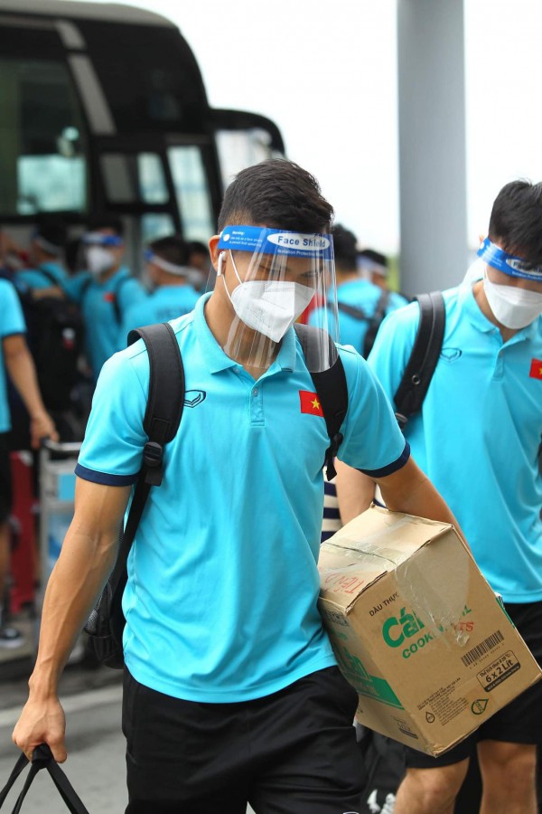 Tuyển Việt Nam đến Singapore an toàn, mong Hùng Dũng sang sớm kịp dự AFF Cup
