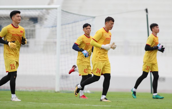 Tuyển Việt Nam ‘tắm mưa’ trước giờ sang Singapore bảo vệ ngôi vô địch AFF Cup
