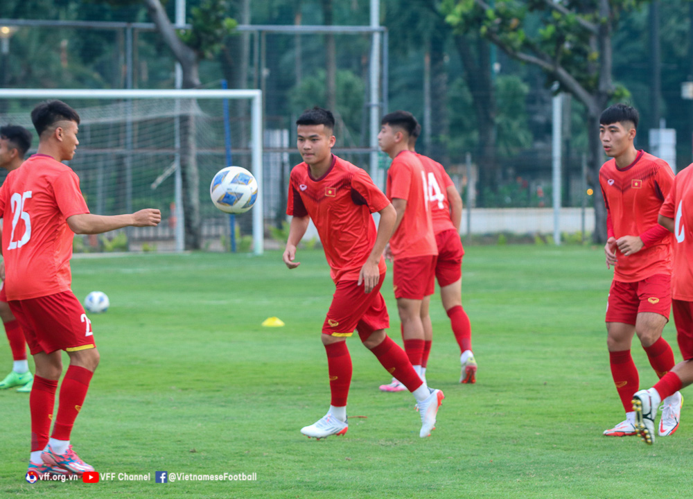 U19 Việt Nam rèn bài tấn công trong buổi tập thứ hai tại Indonesia