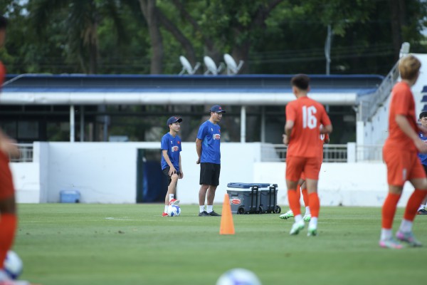 U.23 Việt Nam khí thế hừng hực, HLV Kim Sang-sik đích thân thị phạm! U.23 Việt Nam khí thế hừng hực, HLV Kim Sang-sik đích thân thị phạm!