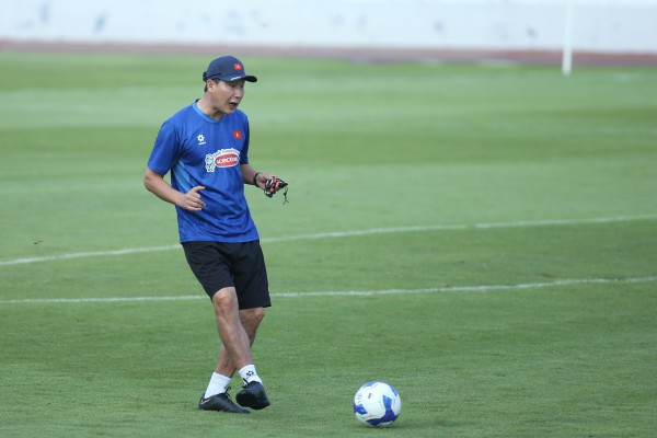 U.23 Việt Nam khí thế hừng hực, HLV Kim Sang-sik đích thân thị phạm! U.23 Việt Nam khí thế hừng hực, HLV Kim Sang-sik đích thân thị phạm!