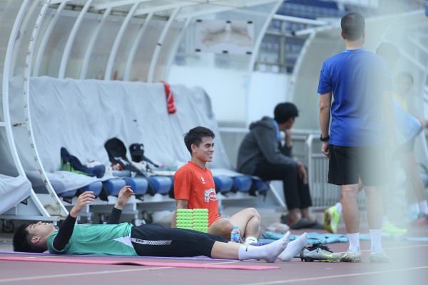 U.23 Việt Nam khí thế hừng hực, HLV Kim Sang-sik đích thân thị phạm! U.23 Việt Nam khí thế hừng hực, HLV Kim Sang-sik đích thân thị phạm!