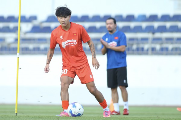 U.23 Việt Nam khí thế hừng hực, HLV Kim Sang-sik đích thân thị phạm! U.23 Việt Nam khí thế hừng hực, HLV Kim Sang-sik đích thân thị phạm!