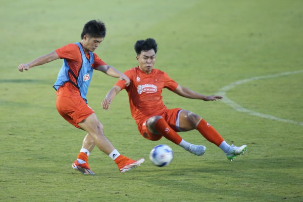 U.23 Việt Nam khí thế hừng hực, HLV Kim Sang-sik đích thân thị phạm! U.23 Việt Nam khí thế hừng hực, HLV Kim Sang-sik đích thân thị phạm!