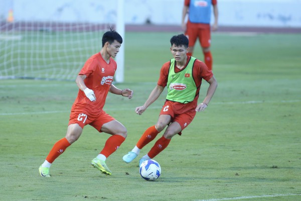 U.23 Việt Nam khí thế hừng hực, HLV Kim Sang-sik đích thân thị phạm! U.23 Việt Nam khí thế hừng hực, HLV Kim Sang-sik đích thân thị phạm!