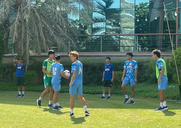 U.23 Việt Nam tập sân chuẩn FIFA đẹp nhất UAE, sẵn sàng đọ sức đối thủ cực mạnh Qatar U.23 Việt Nam tập sân chuẩn FIFA đẹp nhất UAE, sẵn sàng đọ sức đối thủ cực mạnh Qatar