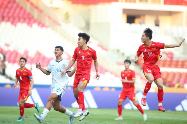 U.23 Việt Nam thay gấp 2 cầu thủ sát giờ sang UAE, tại sao vắng mặt thầy Kim?