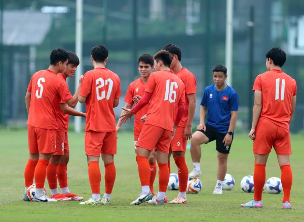 U.23 Việt Nam thay gấp 2 cầu thủ sát giờ sang UAE, tại sao vắng mặt thầy Kim?