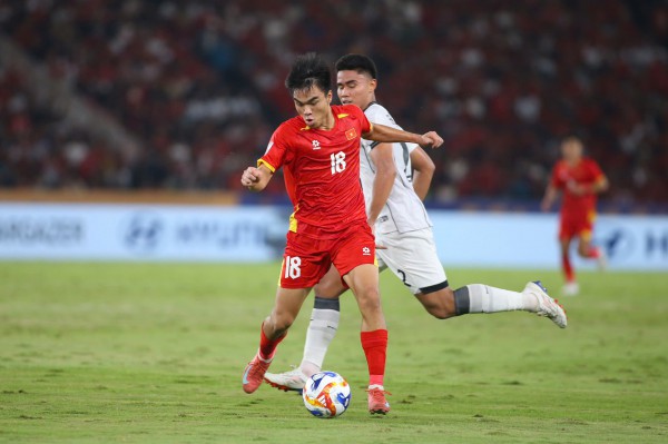 U.23 Việt Nam thay gấp 2 cầu thủ sát giờ sang UAE, tại sao vắng mặt thầy Kim?